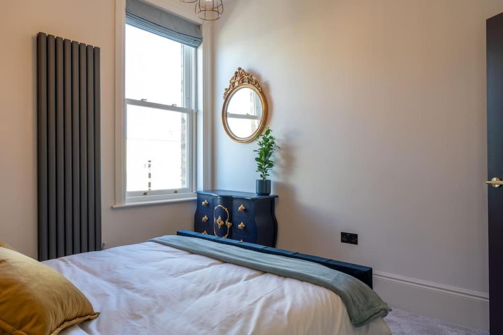 Stylish Beachfront Apartment, Sweeping Ocean Views And Luxury Touches Херн Бей Екстериор снимка