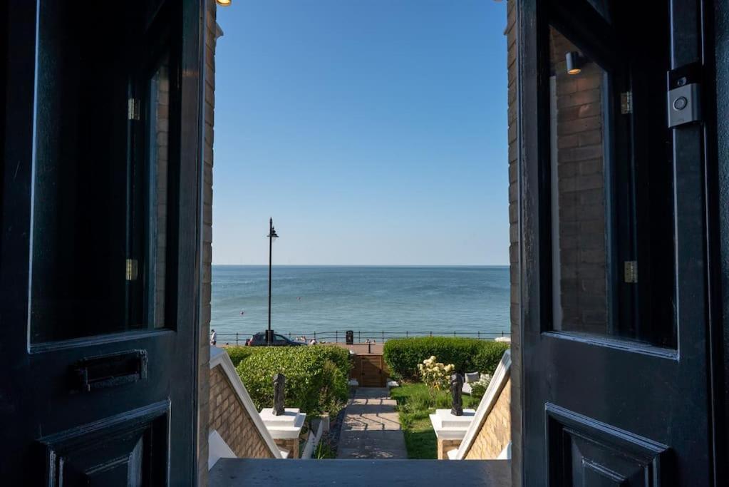 Stylish Beachfront Apartment, Sweeping Ocean Views And Luxury Touches Херн Бей Екстериор снимка