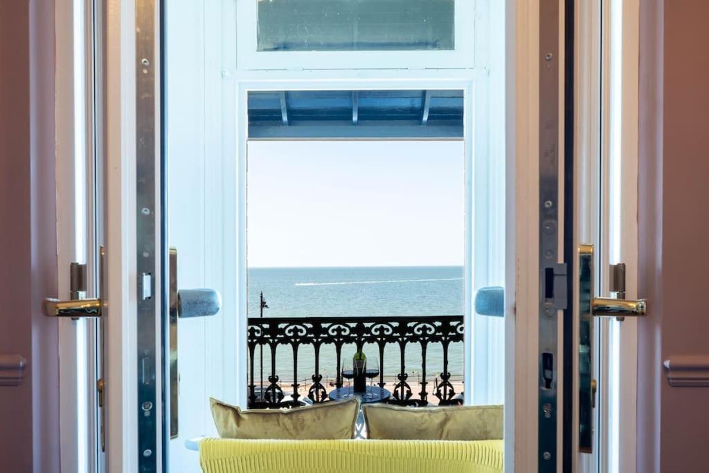 Stylish Beachfront Apartment, Sweeping Ocean Views And Luxury Touches Херн Бей Екстериор снимка