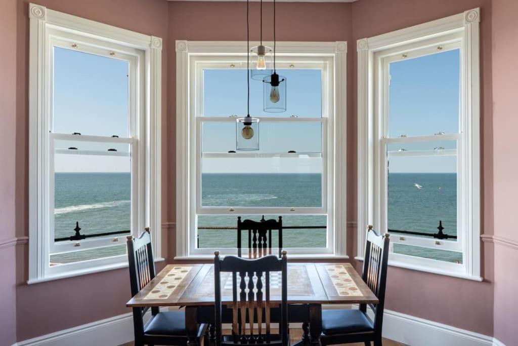 Stylish Beachfront Apartment, Sweeping Ocean Views And Luxury Touches Херн Бей Екстериор снимка